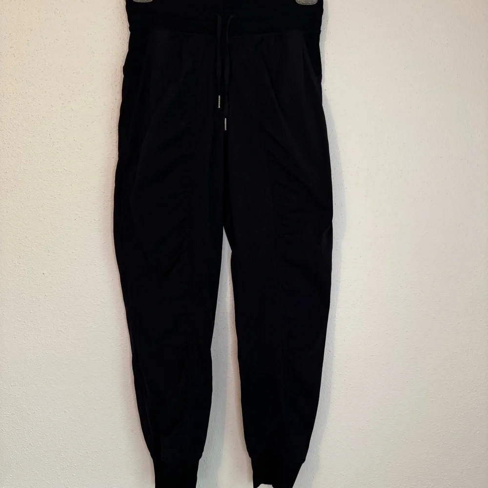 Lululemon Women’s Dance Studio Mid-Rise Jogger 28” Black size 6 Casual Hiking